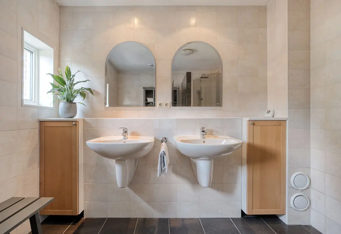 Badkamer met dubbele wastafel