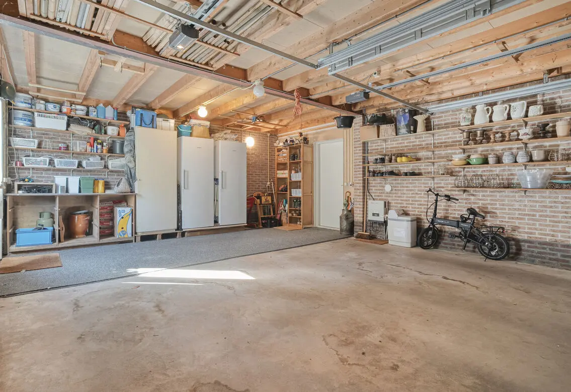 Garage van 40 m² met stellingkasten
