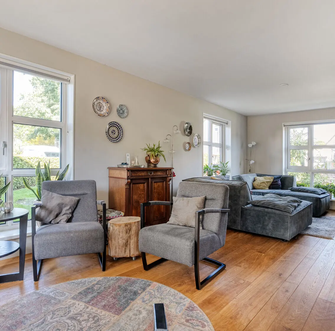 Lichte woonkamer met zithoek aan de tuinzijde